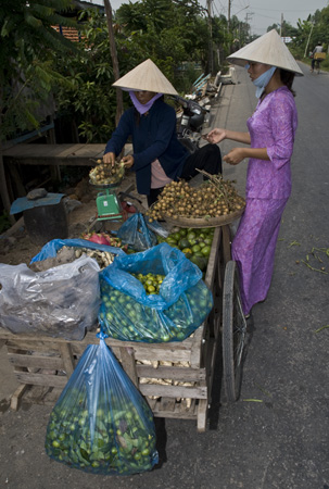 0127_DSC3704 Buying Fruit