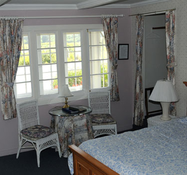 Jenner Inn & Cottages - Elijah Jenner Creekside Room