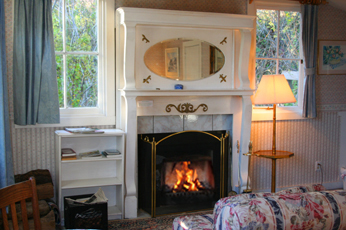 Jenner Inn & Cottages - Brambleberry Creekside Room