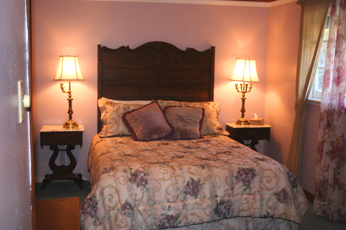 Jenner Inn & Cottages - Captain Will Jenner Creekside Room