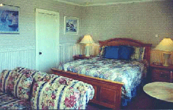 Jenner Inn & Cottages - Brambleberry Creekside Room