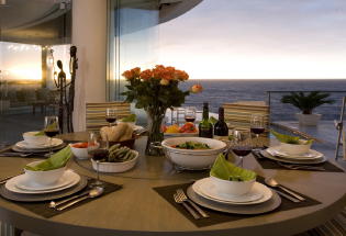 Dining with warm sea breezes.