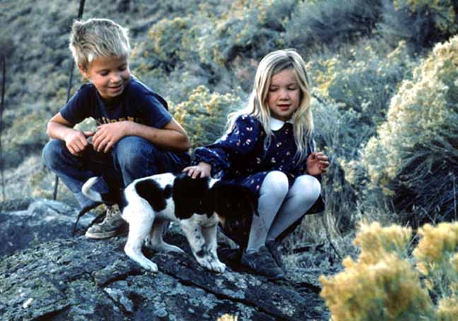 picture of darrell, roslyn & one of sally's pups